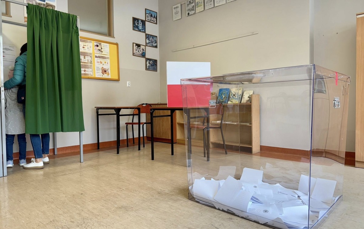 Lokal z urną wyborczą i stanowiskami do głosowania.