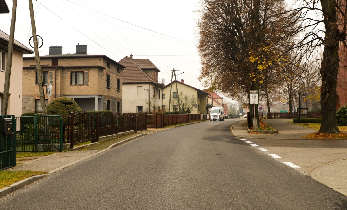 Przebudowana droga w Kobiórze z nową nawierzchnią.