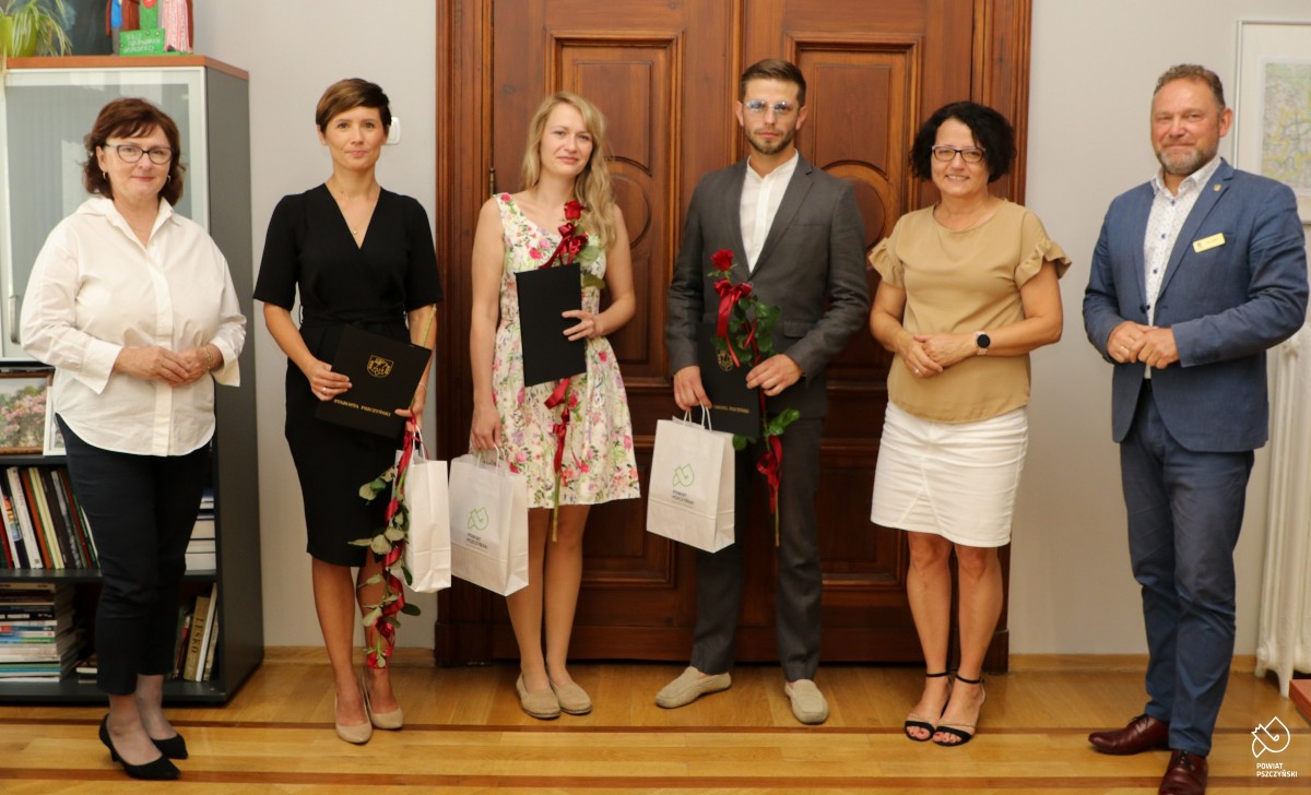 Troje nauczycieli mianowanych wraz z starostą, wicestarostą i naczelnik wydziału pszczyńskiego starostwa.