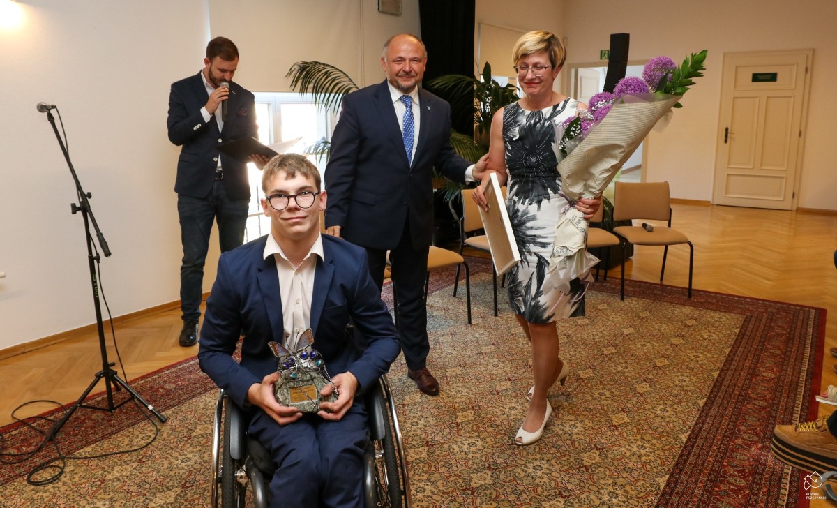 Krzysztof Hlunek ze starostą i opiekunką prawną