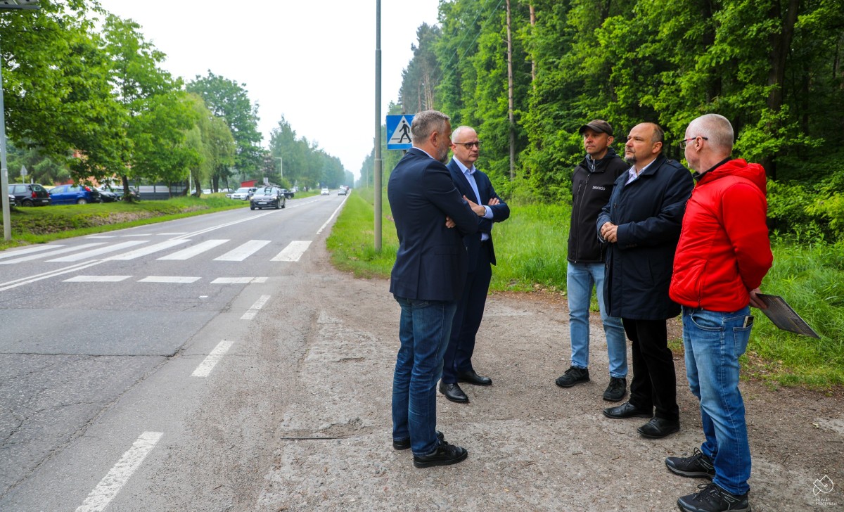 Uczestnicy przekazania placu budowy stoja przy drodze - ul. Międzyrzeckiej