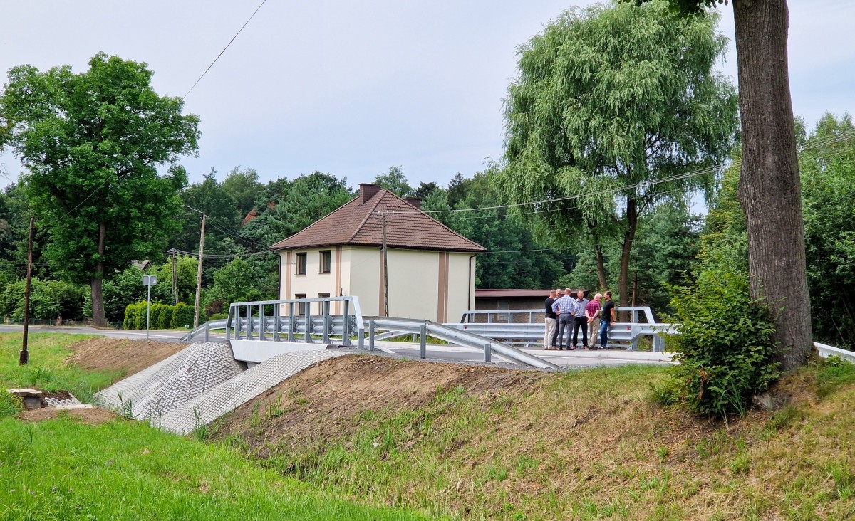 Nowy most w Czarkowie, przy którym stoją osoby odbierające prace.