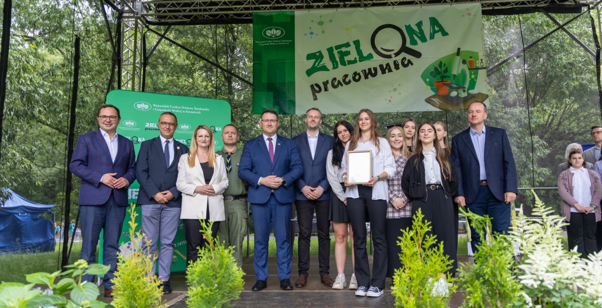 Przedstawiciele PZS nr 2 i Powiatu stoją na scenie podczas uroczystości i odbierają dyplom