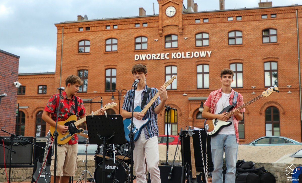 Amber Attic występuje przed budynkiem dworca kolejowego w Pszczynie.