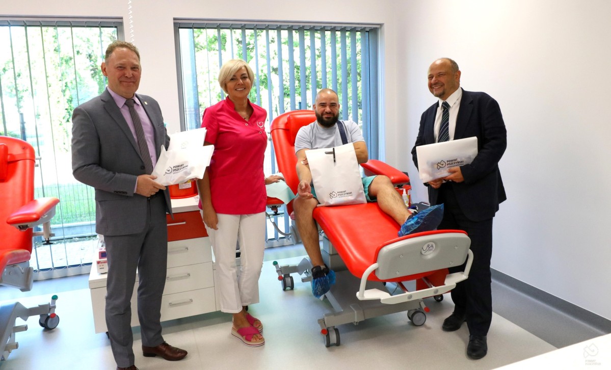 Starosta, wicestarosta i koordynatorka oddziału we wspólnym zdjęciu z dawcom, który otrzymał paczkę.