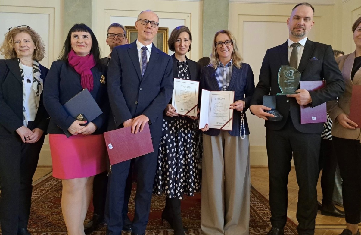 Dyrektorka PUPPszczyna i inne osoby trzymają dyplomy