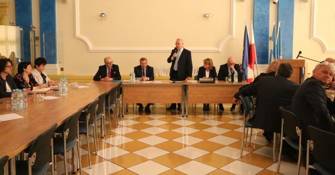 W sali obrad przy stołach siedza członkowie Konwent Powiatów Województwa Śląskiego