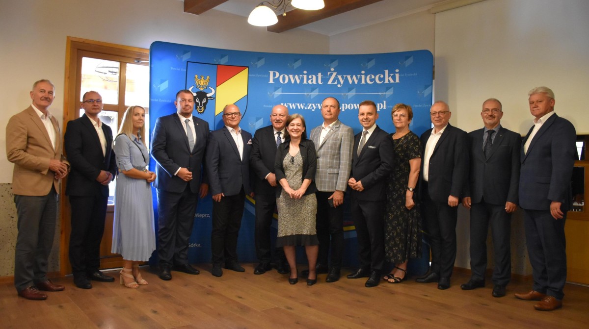 Grupa przedstawicieli powiatów na wspólnym zdjęciu