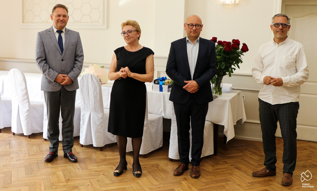 Włodarze powiatu i gminy Pszczyna wraz z dyrektor biblioteki.