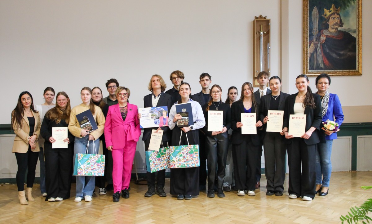 Laureaci konkursu oraz organizatorzy stoją na scenie auli Liceum