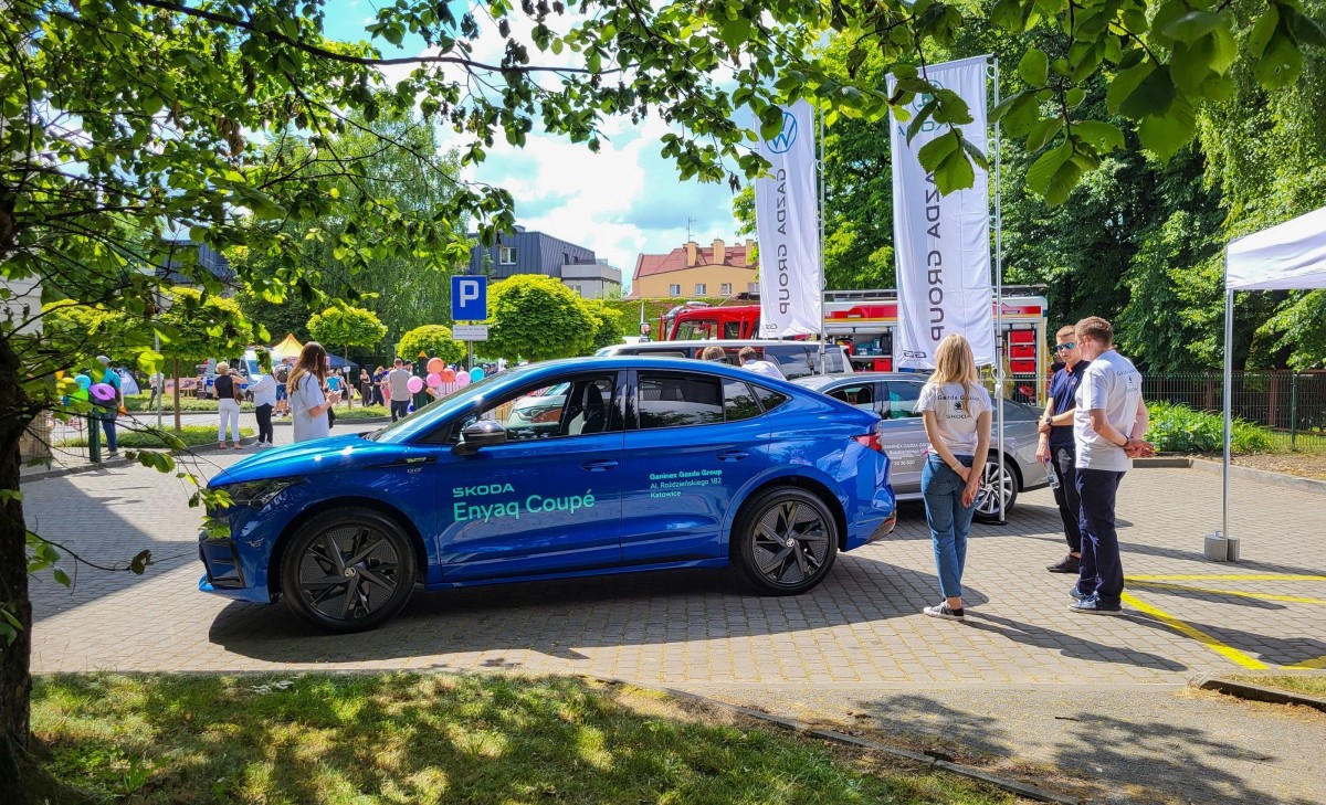 samochody elektryczne ustawione przed bramą wjazdową do Starostwa