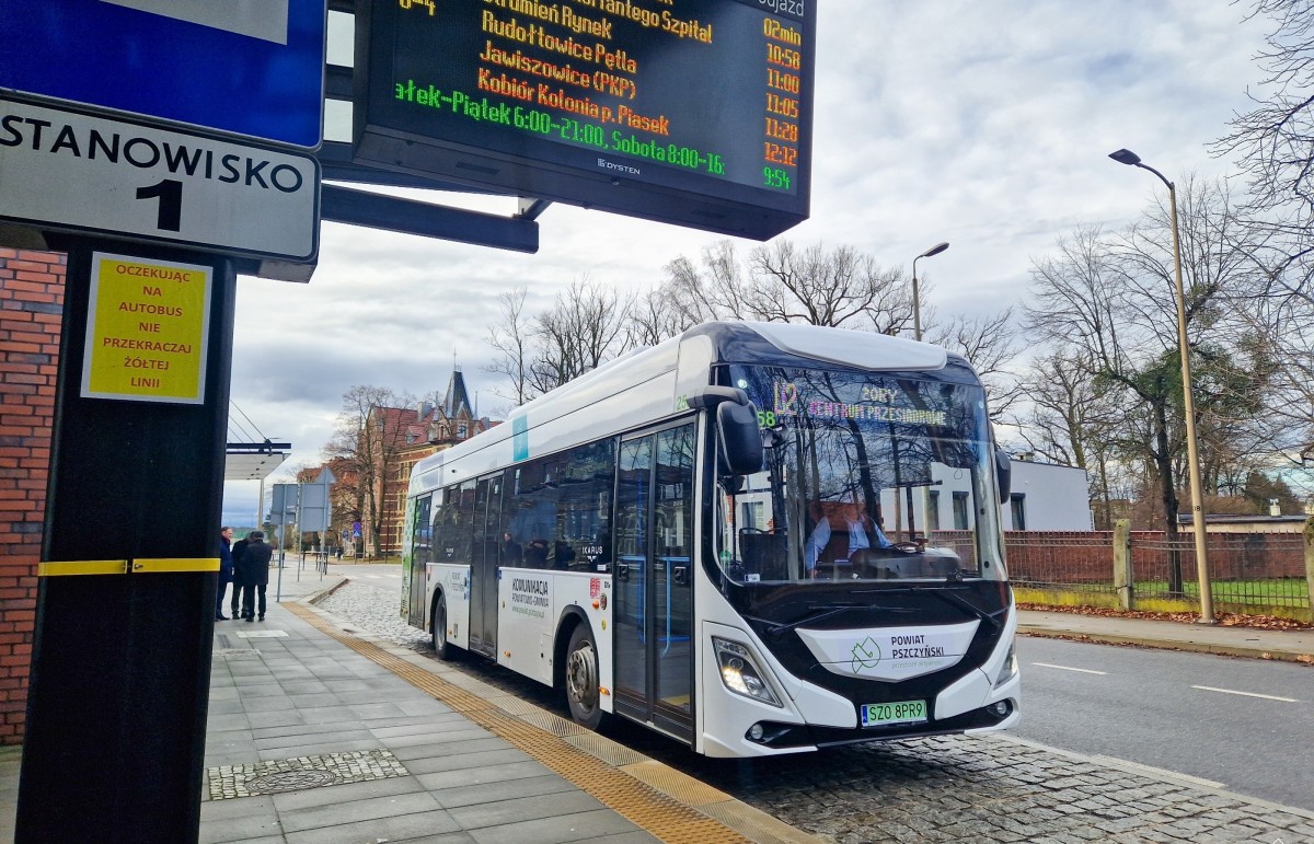 Biały autobus stoi na centrum przesiadkowym w Pszczynie