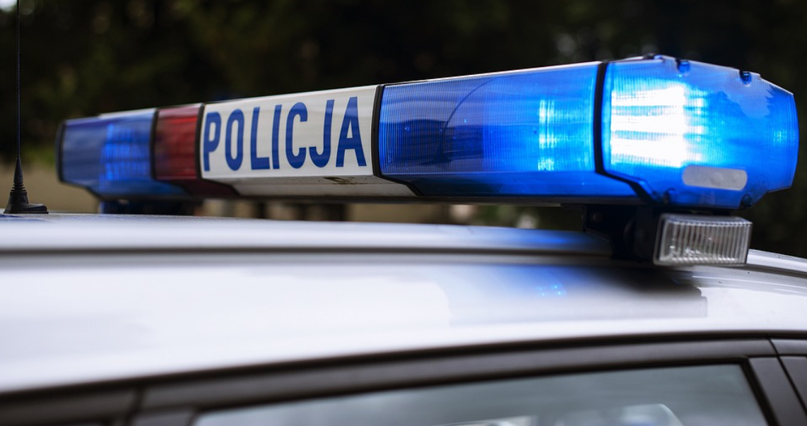 Tablica na samochodzie z napisem policja.