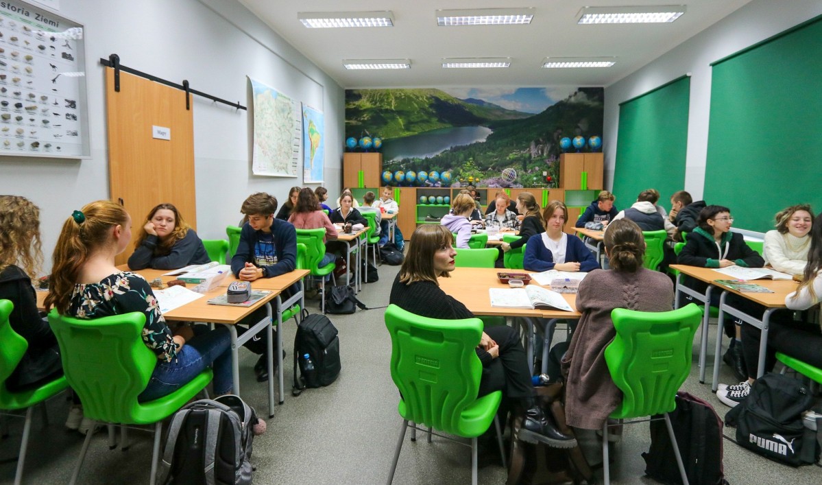 Pracownia z zielonymi krzesłami, w której uczą się uczniowie.