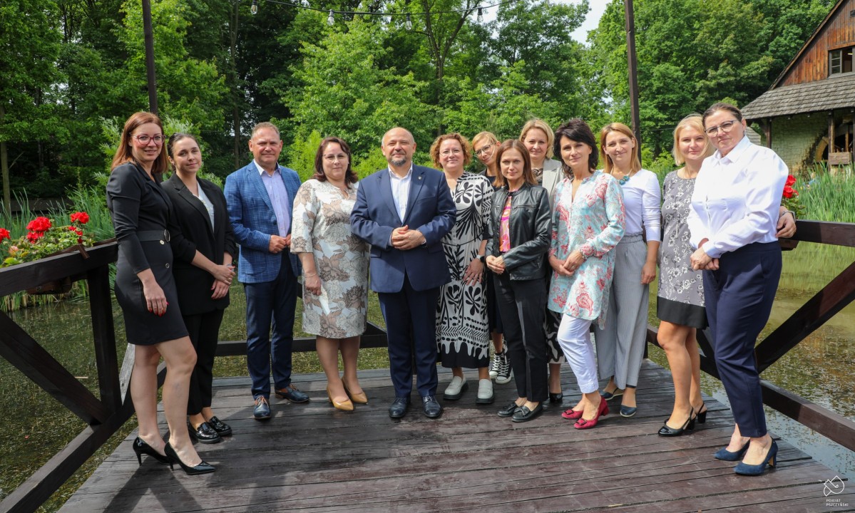 Pracownicy ORPZ na pomoście w skansenie we wspólnym zdjęciu ze starostą i wicestarostą.