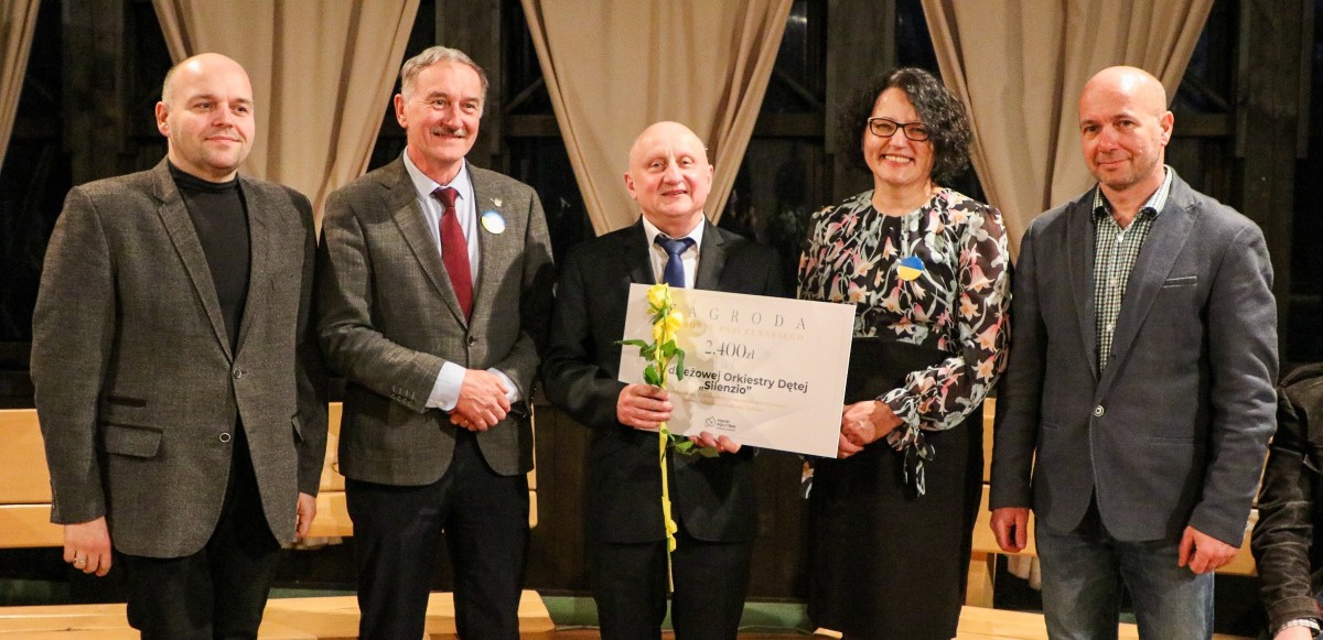 Przedstawiciel orkiestry z Woli ze starostą, Grzegorzem Nogłym i członkami kapituły konkursowej.