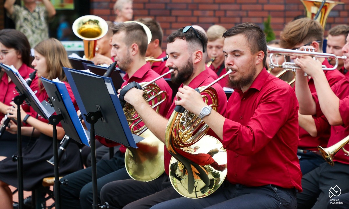 Muzycy grający na instrumentach na placu przy centrum przesiadkowym w Pszczynie.