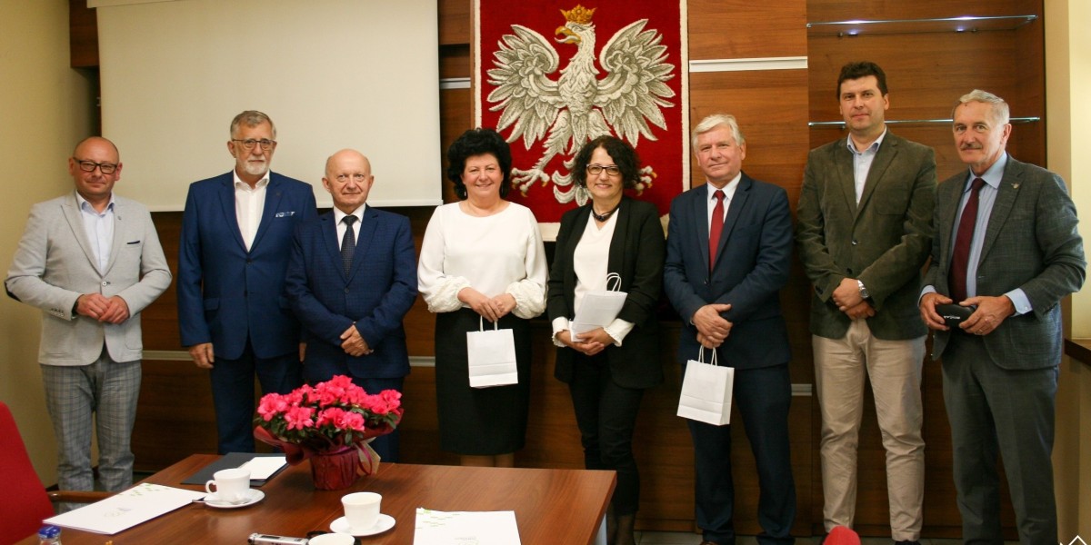 Włodarze gmin powiatu pszczyńksiego oraz powiatu na wspólnym zdjęciu