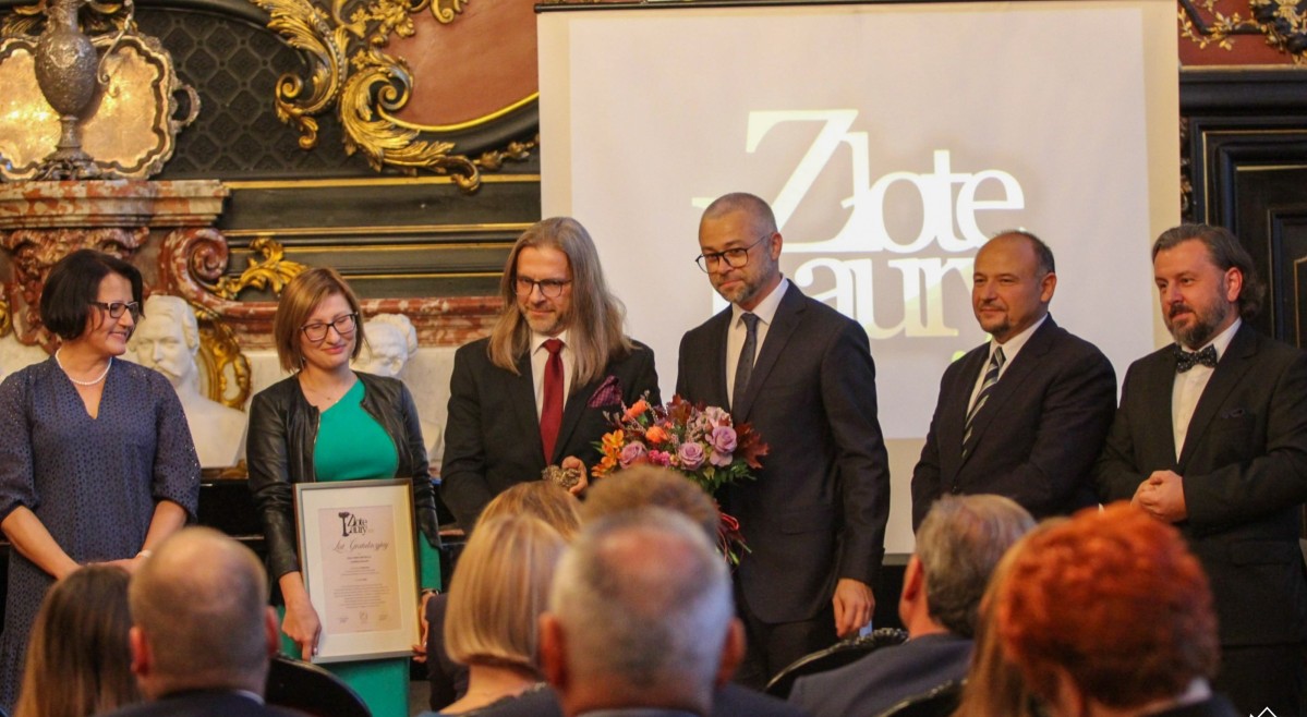 zarząd spółki carbo asecura podczas gali złotych laurów ze starostą i przewodniczącym rady