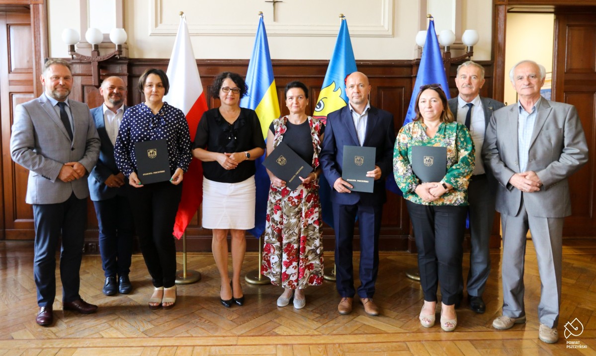 Dyrektorzy placówek wraz z zarządem powiatu pszczyńskiego w sali sesyjnej starostwa.