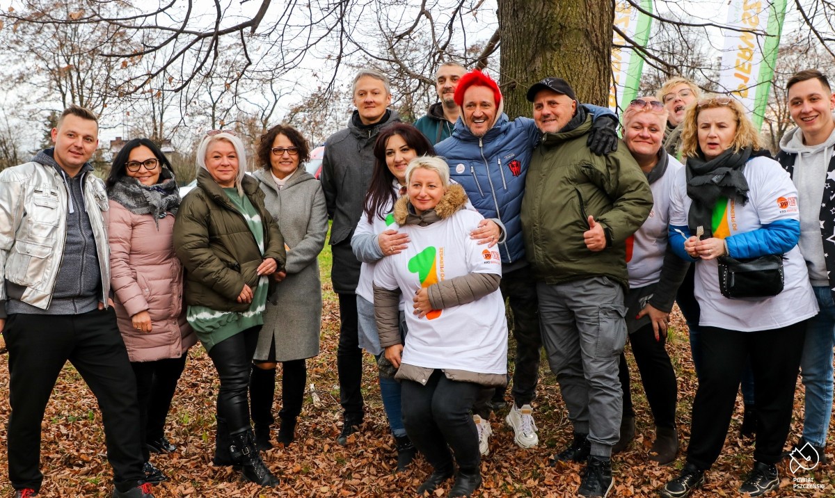 Wolontariusze, samorządowcy, członkowie Fundacji Po Pierwsze i ambasadorzy akcji we wspólnym zdjęciu.