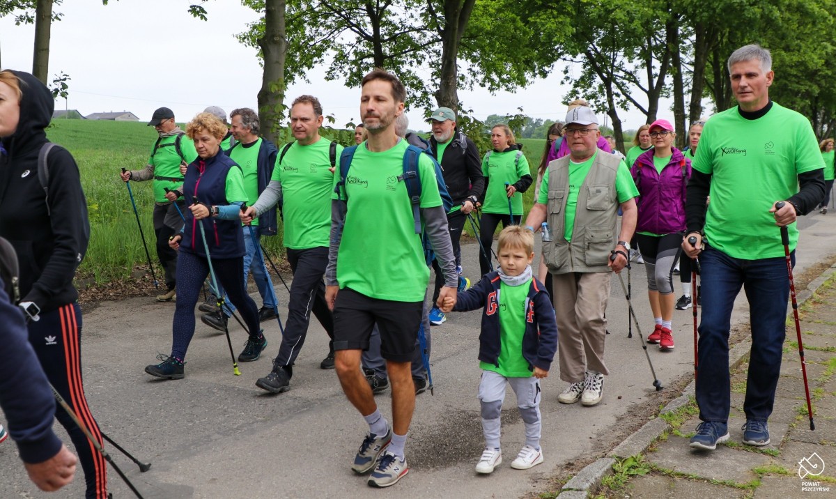 Chodziarze podczas marszu, wśród nich wicestarosta z żoną.