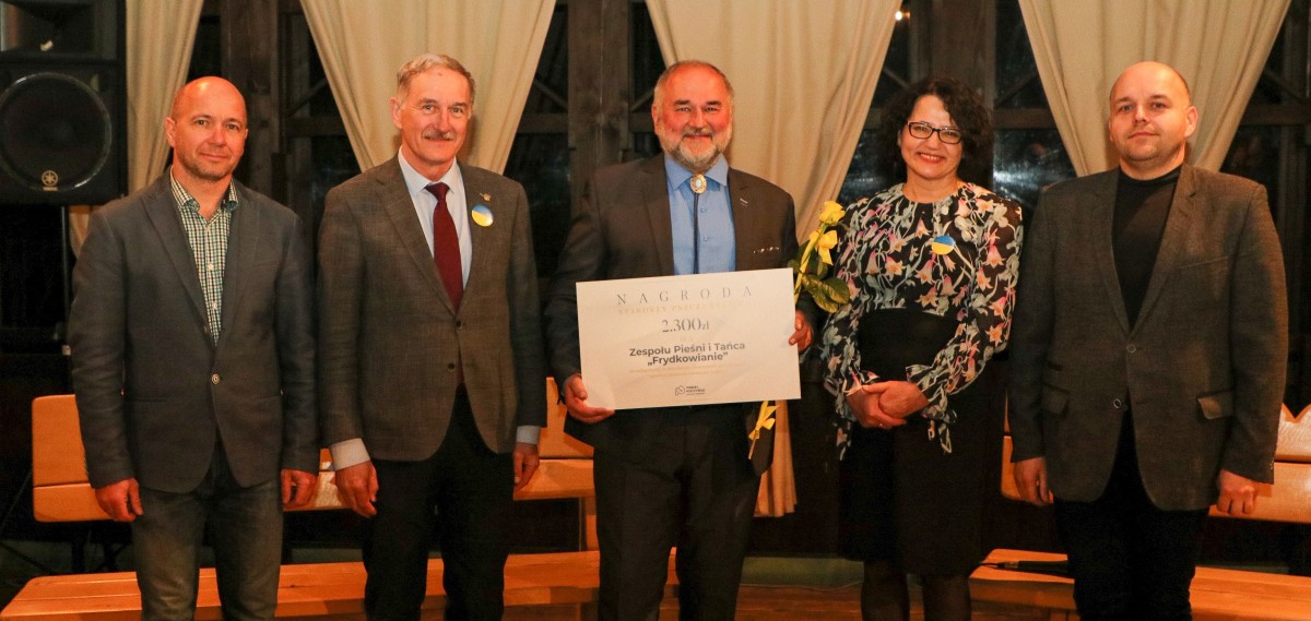 Przedstawiciel Frydkowian ze starostą, Grzegorzem Nogłym i członkami kapituły konkursowej.