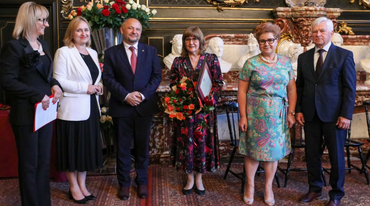 Teresa Buczak, starosta oraz inne osoby wre czające nagrodę
