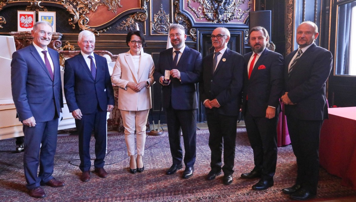 Władze powiatu i dyrektor zamku na pamiątkowym zdjęciu