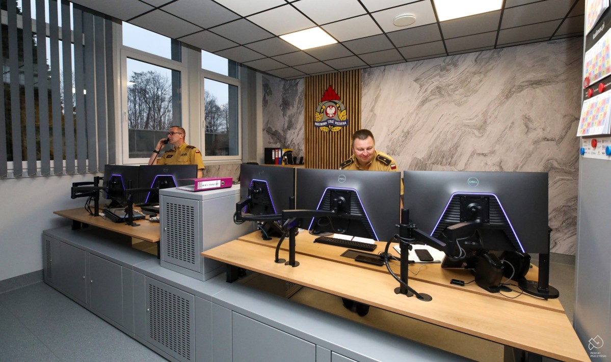 Wyremontowane pomieszczenia. Przy monitorach pracują strażacy.