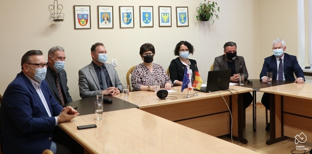 Zarząd Powiatu i prezydium Rday Powiatu podczas wideospotkania z przedstawicielami powiatu Anhalt-Bitterfeld.