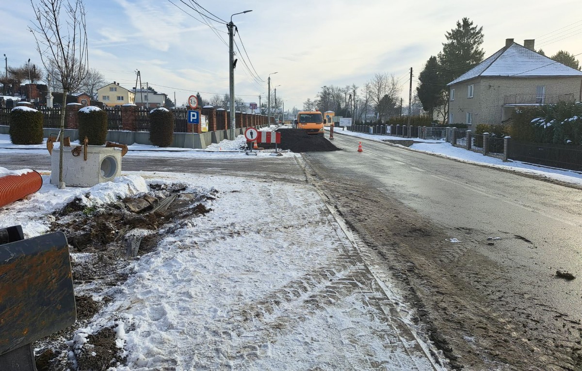 Roboty prowadzone przy drodze w Krzyżowicach.