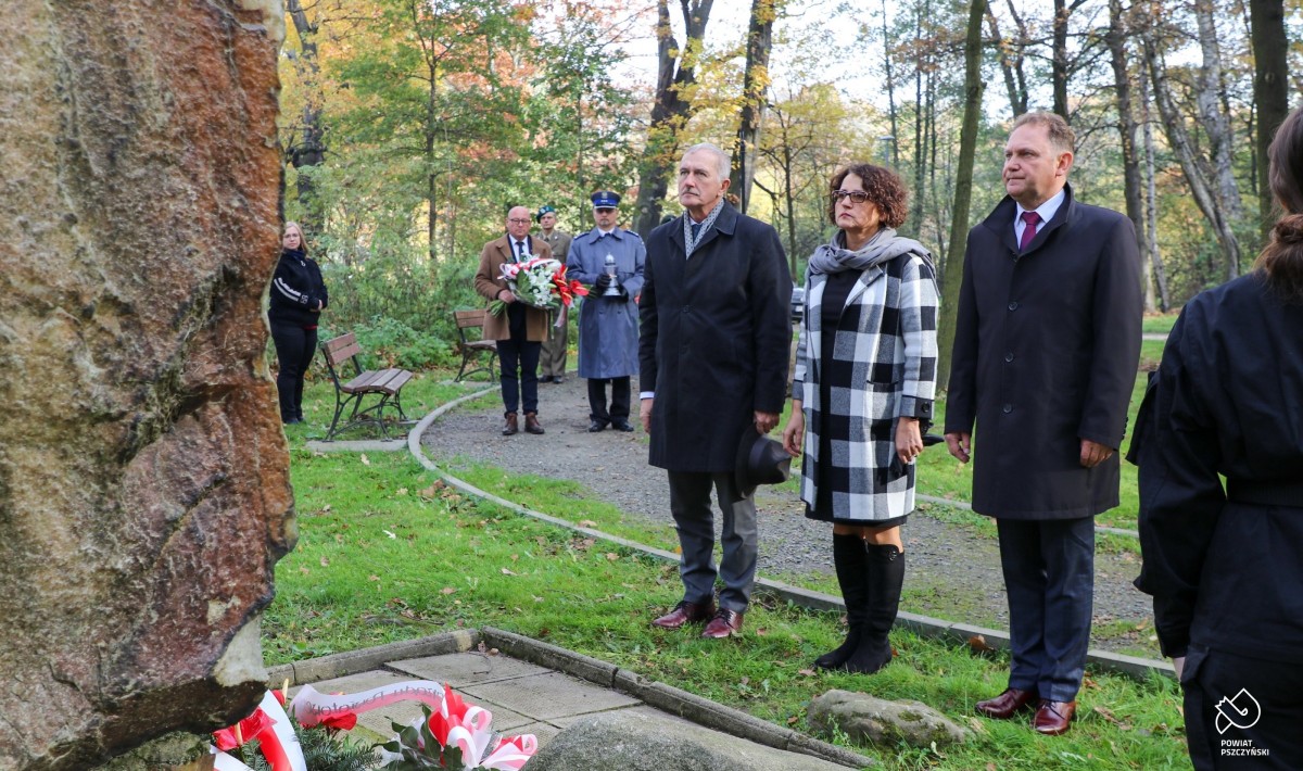 Starosta Barbara Bandoła, wicestarosta Damian Cieszewski i Grzegorz Nogły składają kwiaty pod pomnikiem Powstańców Śląskich.
