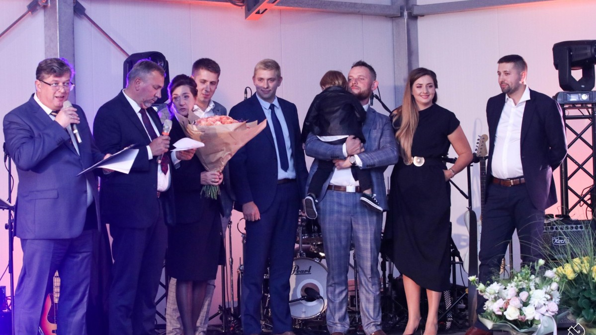 Rodzina Świerkot, która stworzyła Grupę Świerkot na scenie podczas jubileuszu.
