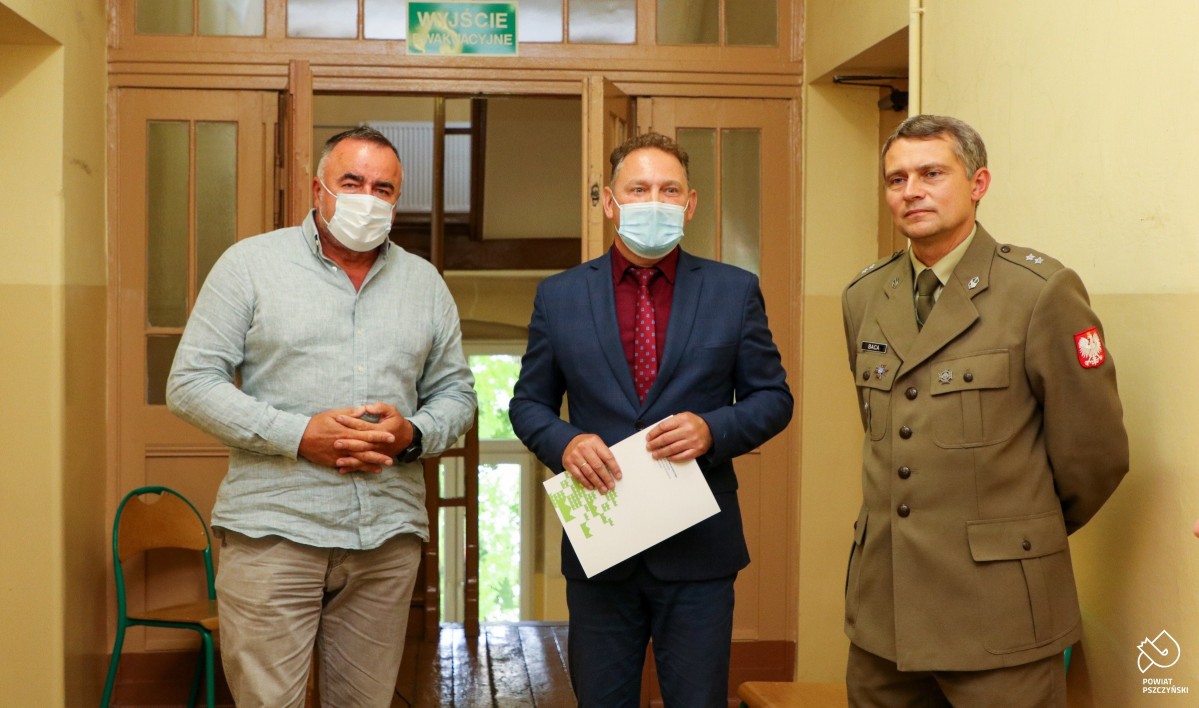 Wicestarosta Damian Cieszewski, a obok niego ppor. Baca i lekarz Krzepina.