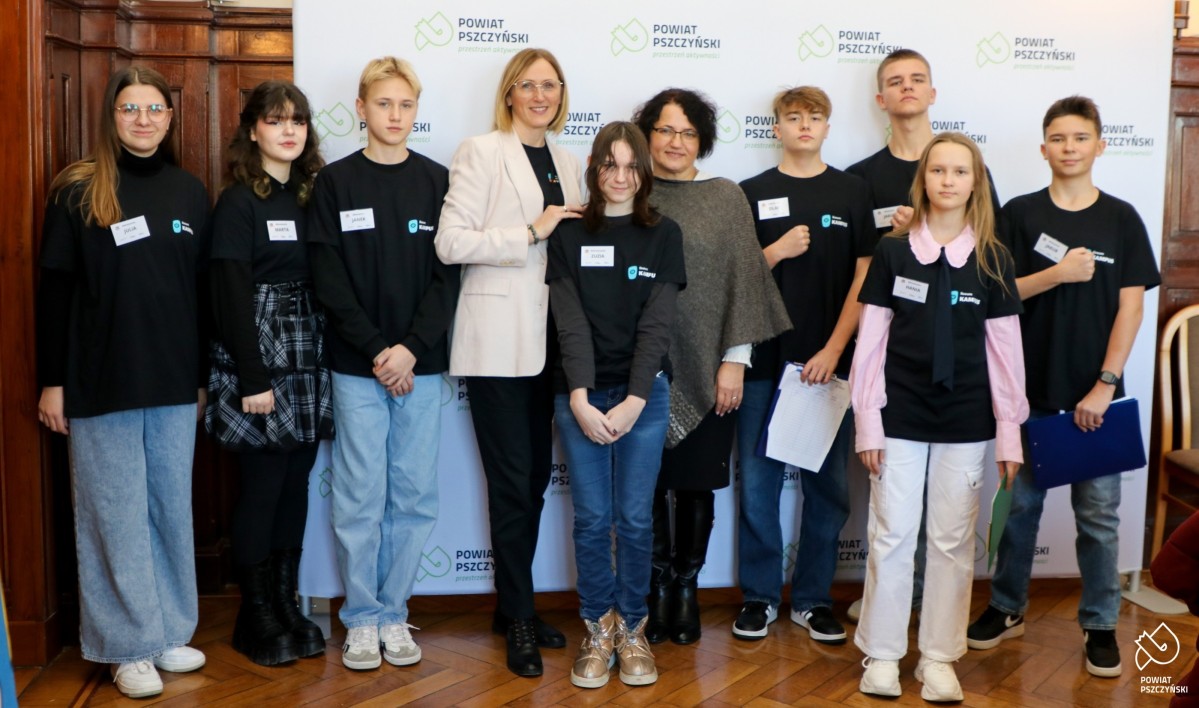 Uczniowie Kampusa z dyrektorką i starostą we wspólnym zdjęciu.