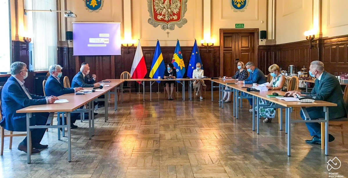 W sali sesyjnej starostwa trwa konwent włodarzy z powiatu pszczyńskiego. Samorządowcy siedzą za stołami ułożonymi w podkowę.