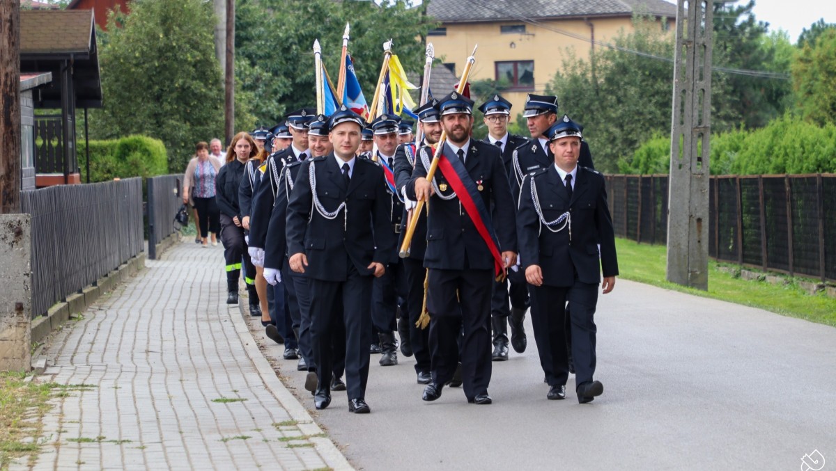 Przemarsz pocztów sznadarowych ulicą podczas 100-lecia OSP wISŁA wIELKA