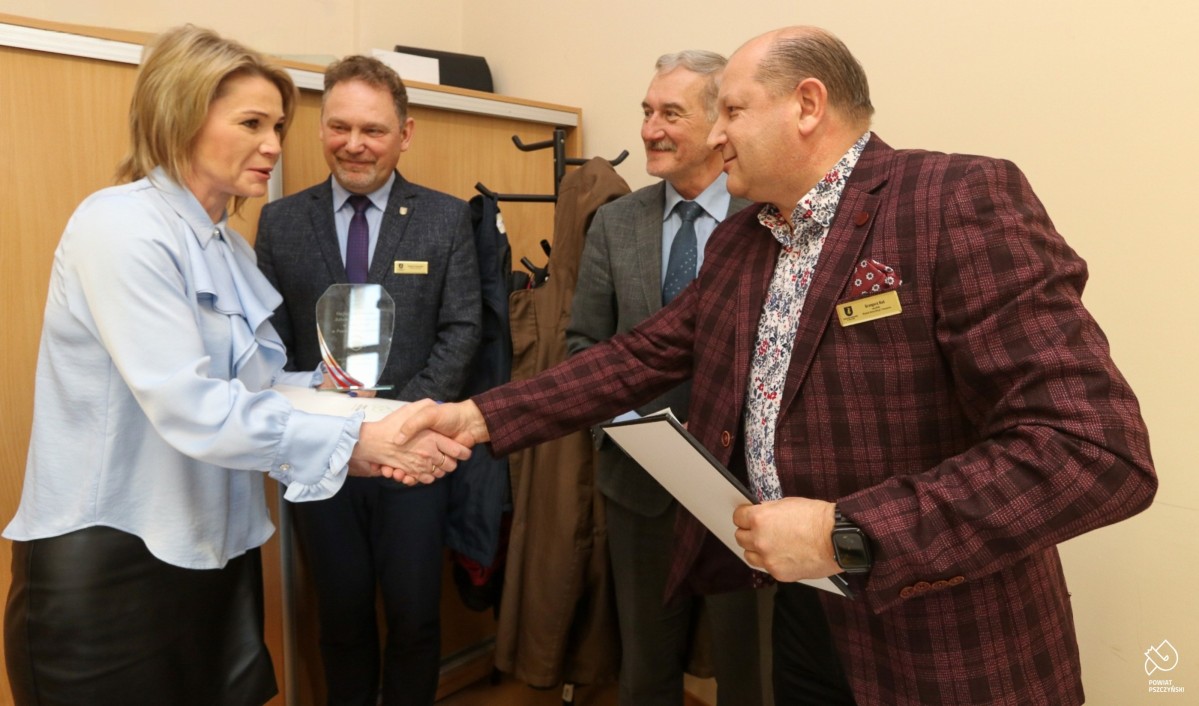 Właścicielka firmy Pro-Kierowca odbierająca statuetkę.