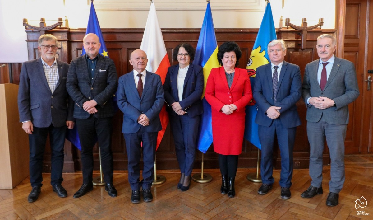 Włodarze uczestniczący w konwencie we wspólnym zdjęciu.