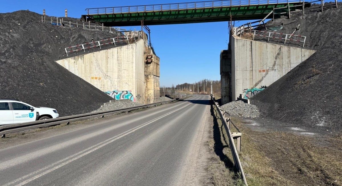 uLICA oRLA, WIADUKT KOLEJOWY NAD DROGĄ
