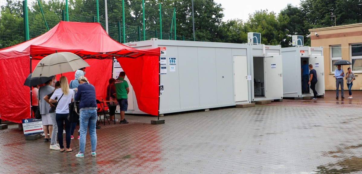 Budynki modułowe i czerwony namiot, w których trwają szczepienia przeciwko COVID-19.