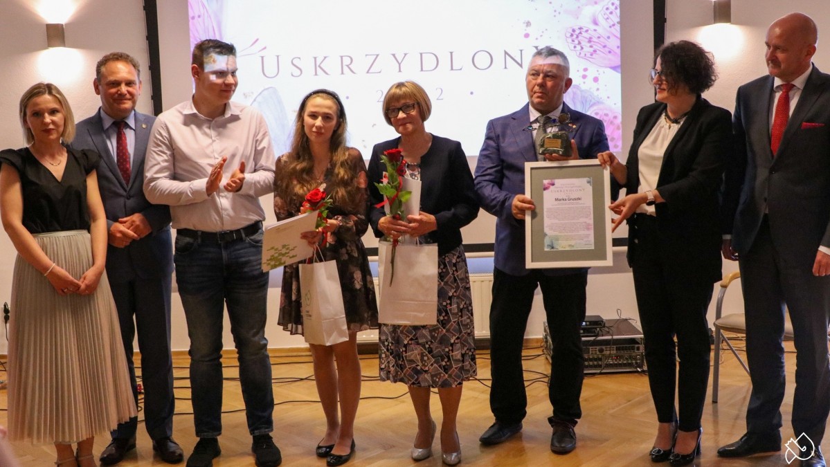Laureat i nominowani do wyróżnienia uskrzydlony oraz samorządowcy, stoją obok siebie