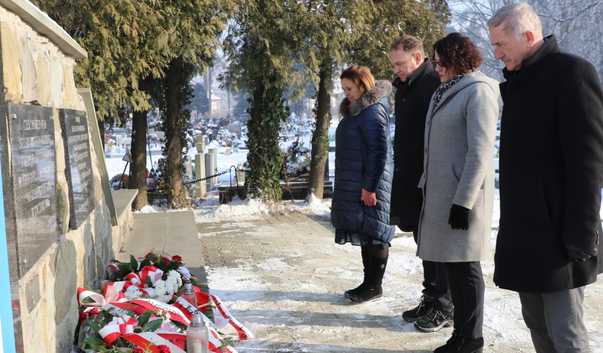 Przedstawiciele Powiatu Pszczyńskiego oraz Gminy Pszczyna składają kwiaty i znicze pod pomnikiem ofiar Marszu Śmierci w Pszczynie