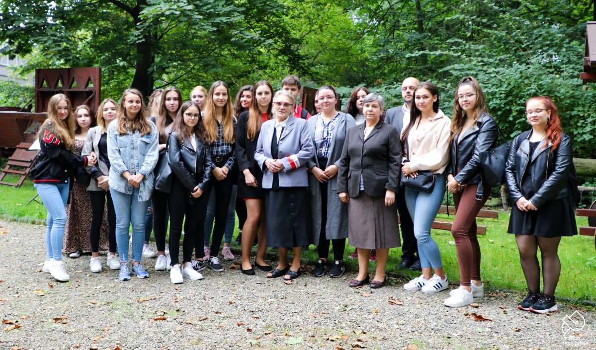 Dwie sybiraczki z młodzieżą PZS nr 2 w Pszczynie przed zewnętrznymi eksponatami MMDŚ.