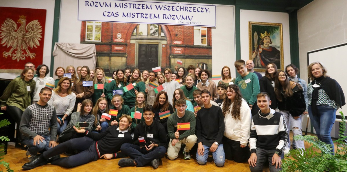 Grupa młodzieży z kilku europejskich państw w auli liceum w Pszczynie.