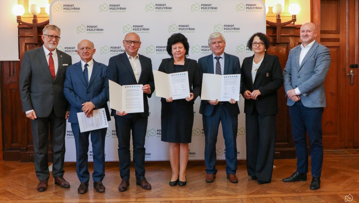 włoadrze gmin i powiatu stoją na wspłnym zdjęciu w sali sesyjnej starostwa.