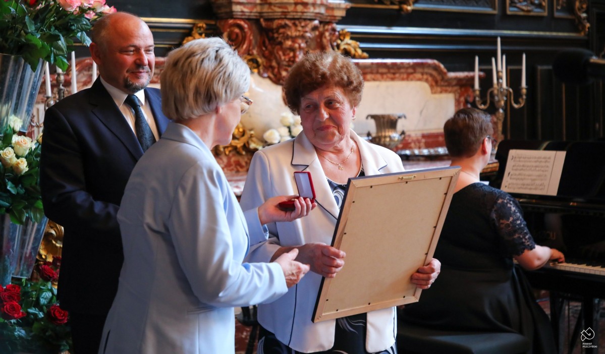 Emilia Przemyk odbiera Klejnot Ziemi Pszczyńskiej
