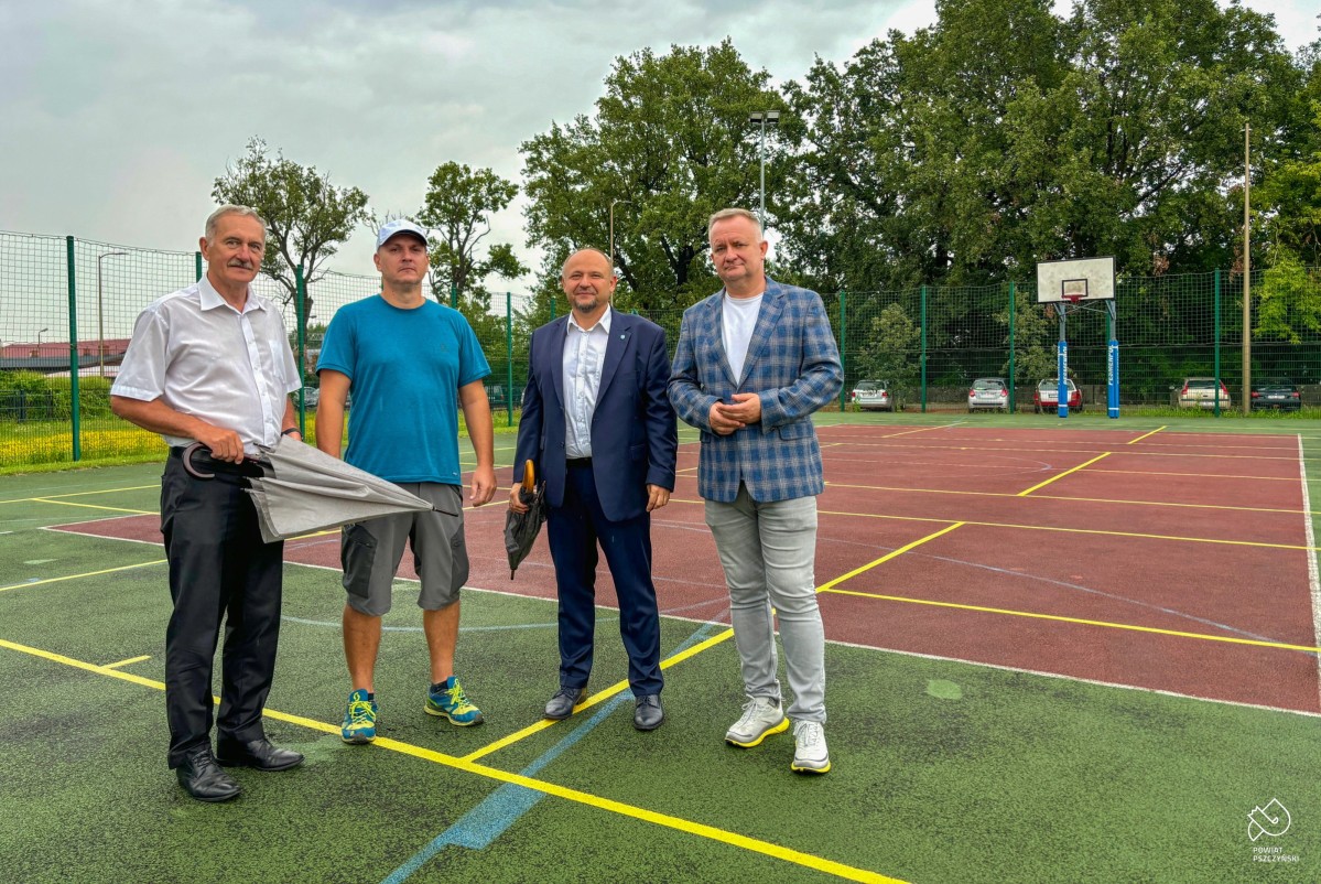 Włodarze, dyrektor i wykonawca na boisku.