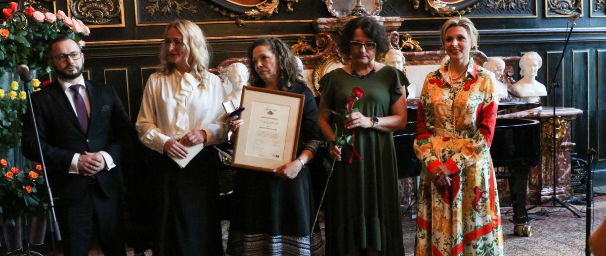 Laureatka Renata Zborowska w towarzystwie osób wręczających wyróżnienie